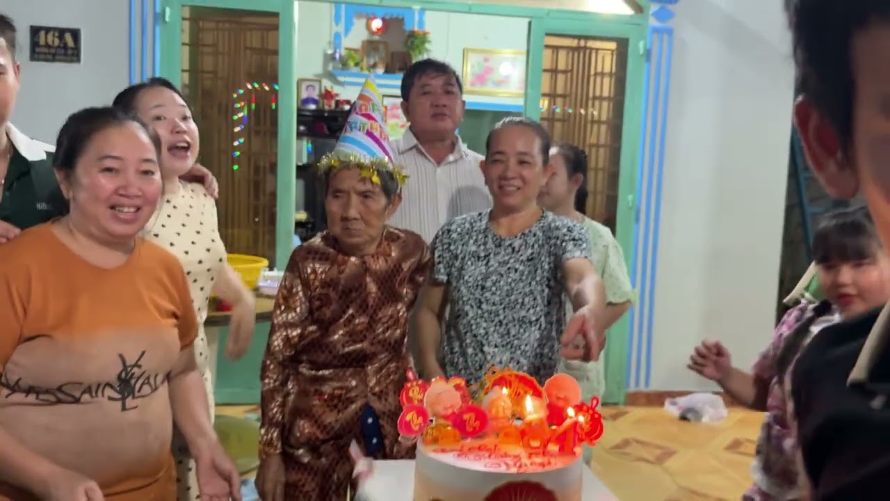 Con cháu chúc mừng thọ bà 84 tuổi ( 29 Tết )