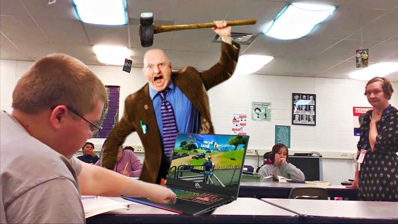 РЕБЕНОК, ПОЙМАННЫЙ за игрой в Fortnite в классе... (НАКАЗАН)