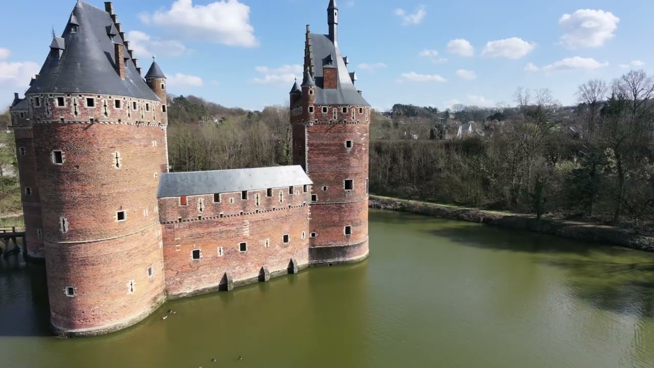 by DJI Neo 2: Vlucht over de Middeleeuwen: Het Kasteel van Beersel #KasteelVanBeersel #dronebelgium