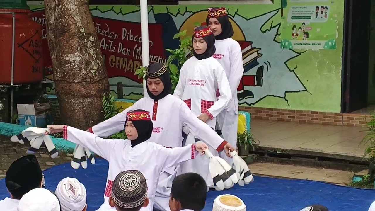 Menari kelas V pada kegiatan Jumat Tampil Bakat bulan Februari Tahun 2026