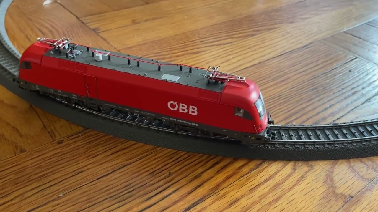 Roco 78527 - ÖBB Taurus 1116 red - AC digital with sound