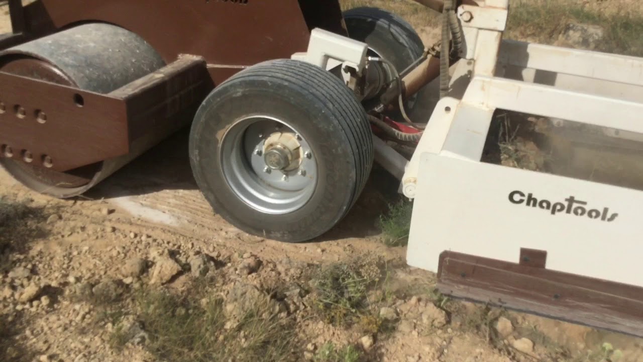 Arreglo de caminos en Mira (provincia de Cuenca) con niveladora Chaptools en terreno muy duro