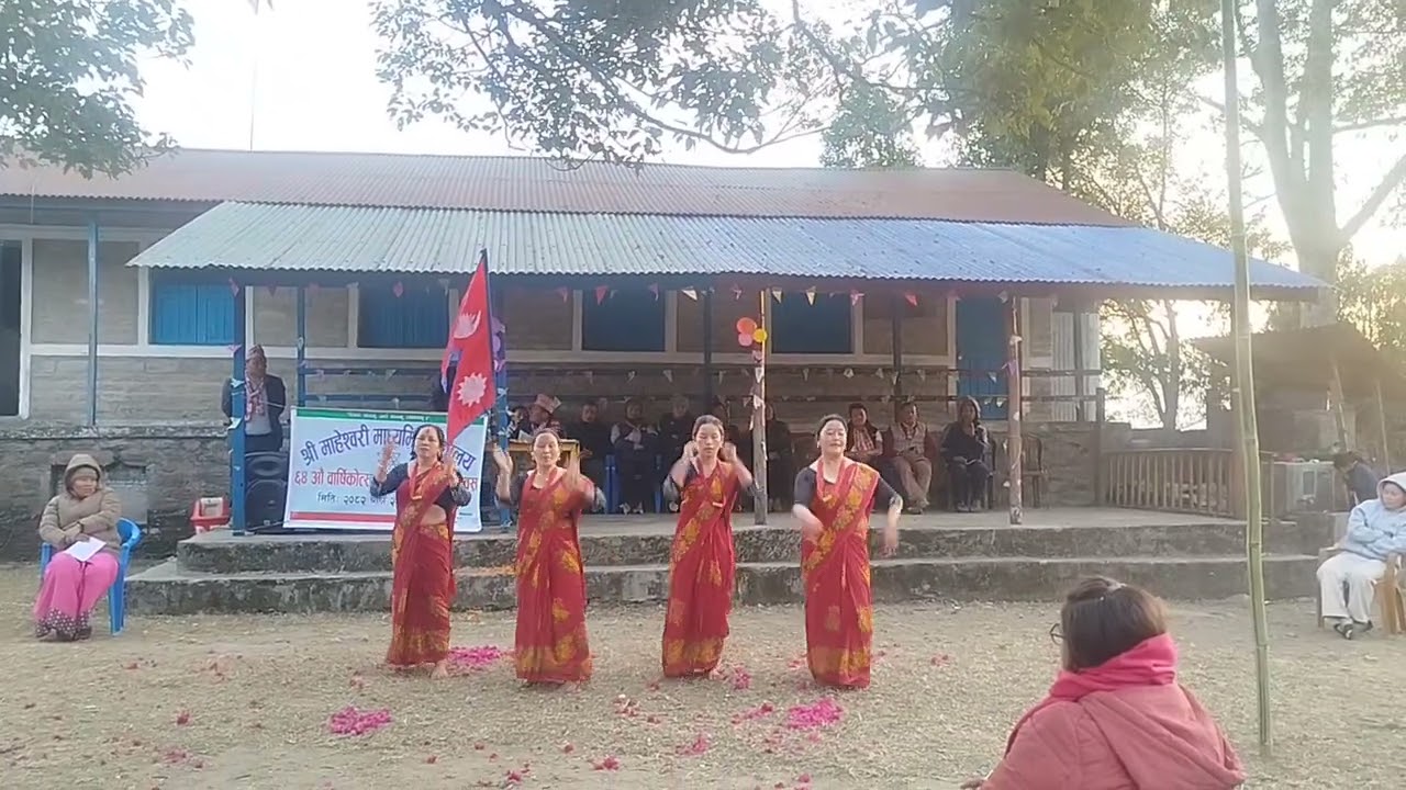 श्री माहेश्वरी मा.बि को बार्शिक उत्सबमा इन्खे आमा समूह को नाचो 
