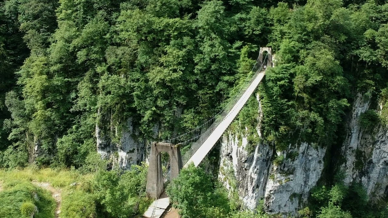 La passerelle d'Holzarte et les cathédrales d'Amubi