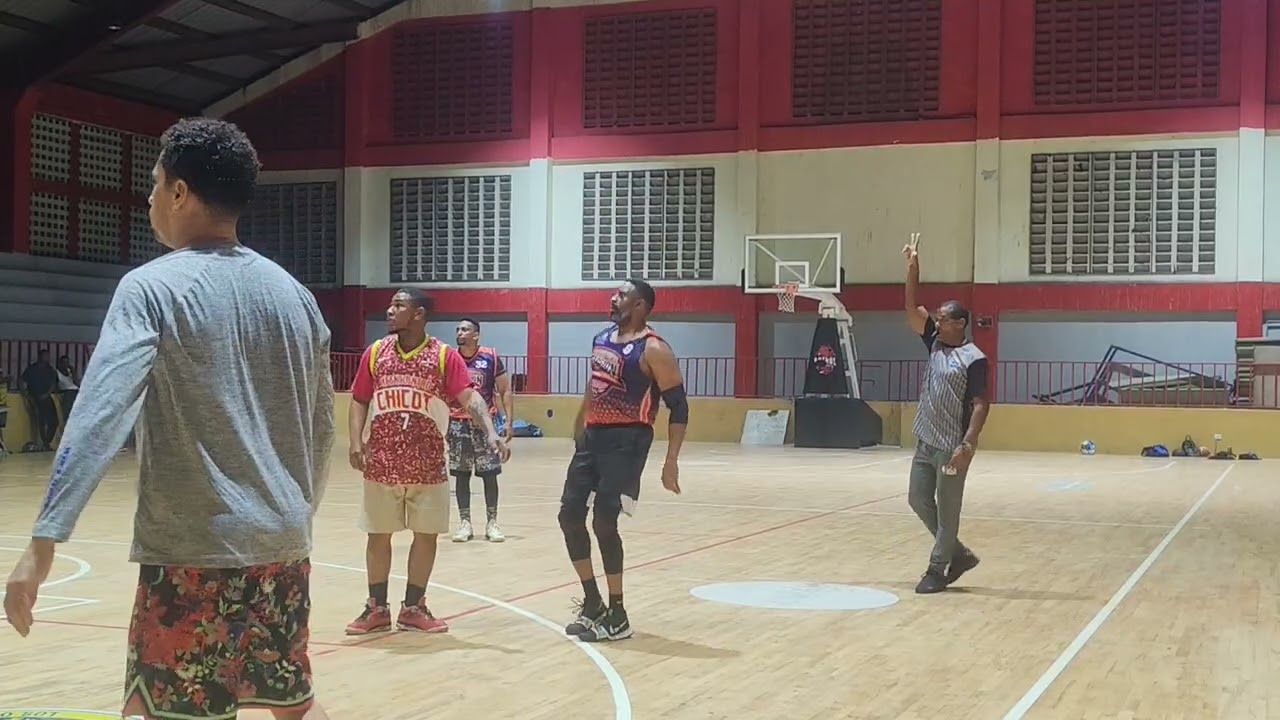 Liga de basket fusion, en la cancha de villa francisca. 