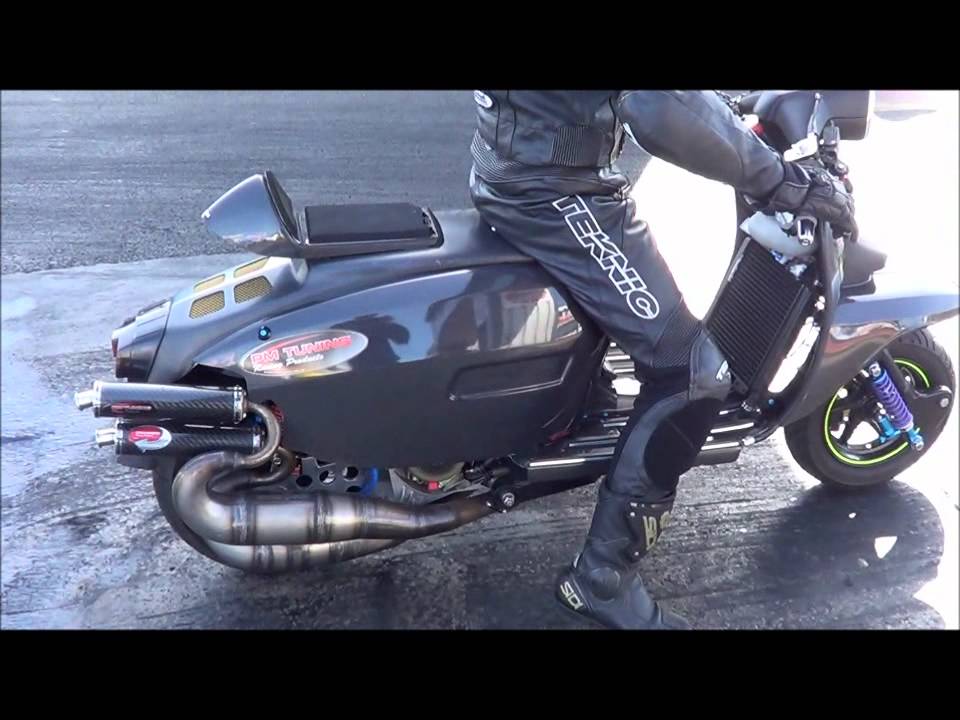 PM Tunings Carbon Lambretta X2 Sprinter at Santa Pod 01.04.2012 Rider Joe Elliot