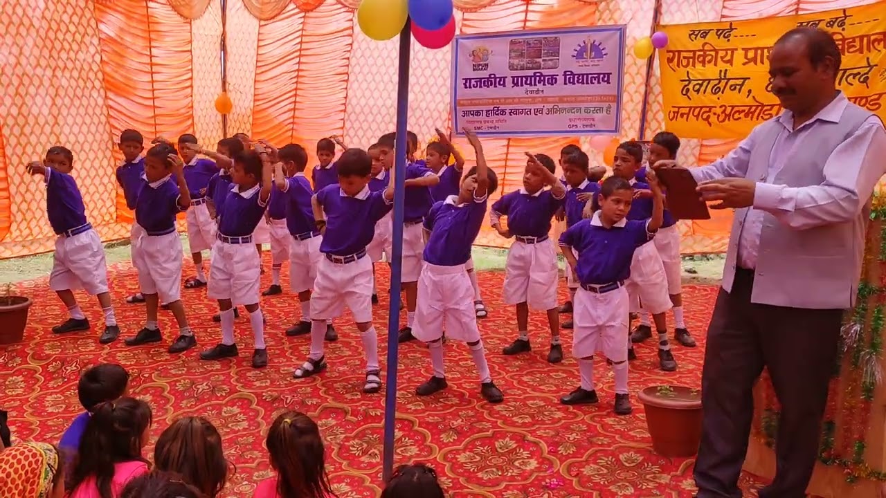 हमें लिखना  है पढ़ना है आगे बढ़ना है खाते हैं कसम  पर सरकारी स्कूल के छात्रों की धमाकेदार प्रस्तुति