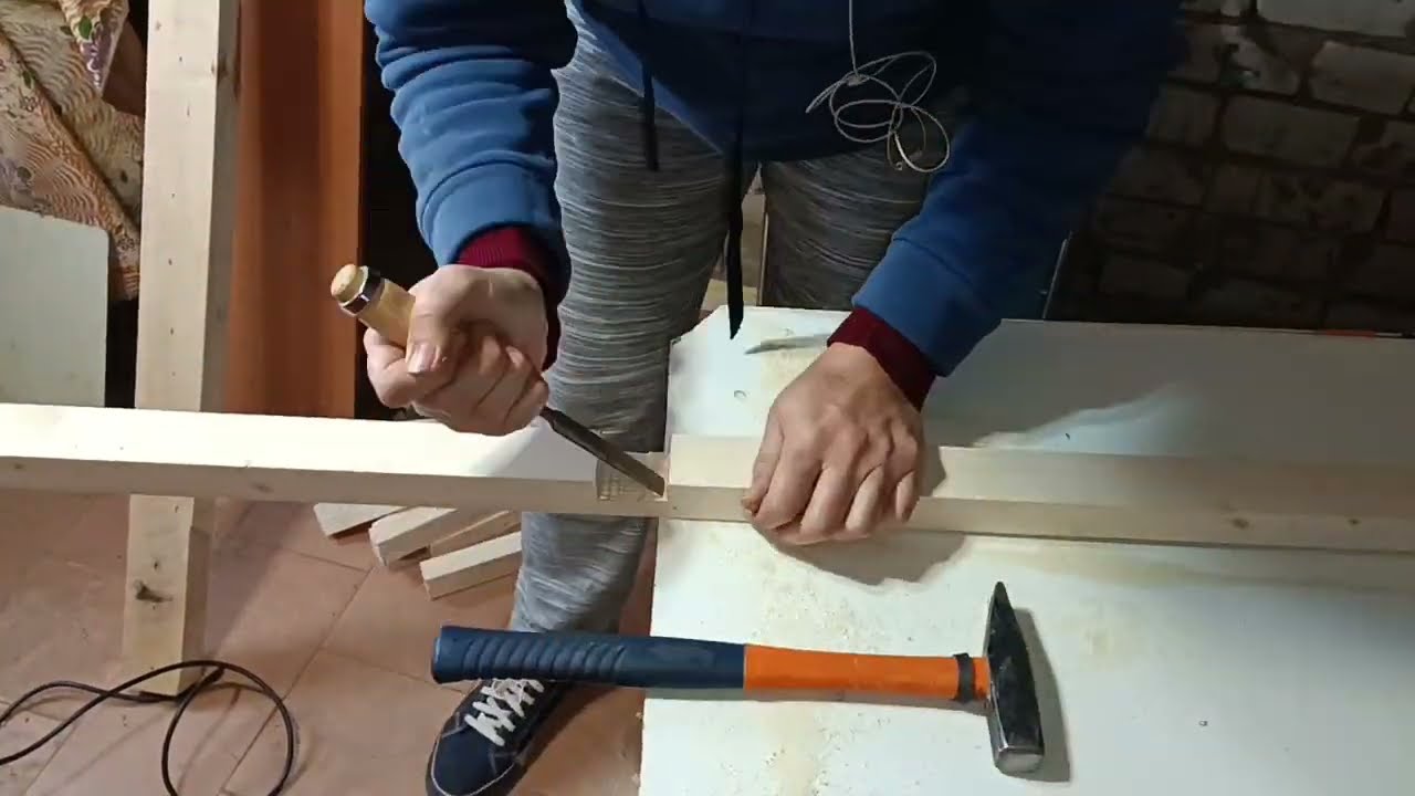 Неудачная попытка ремонта входной двери и недоделанный забор.