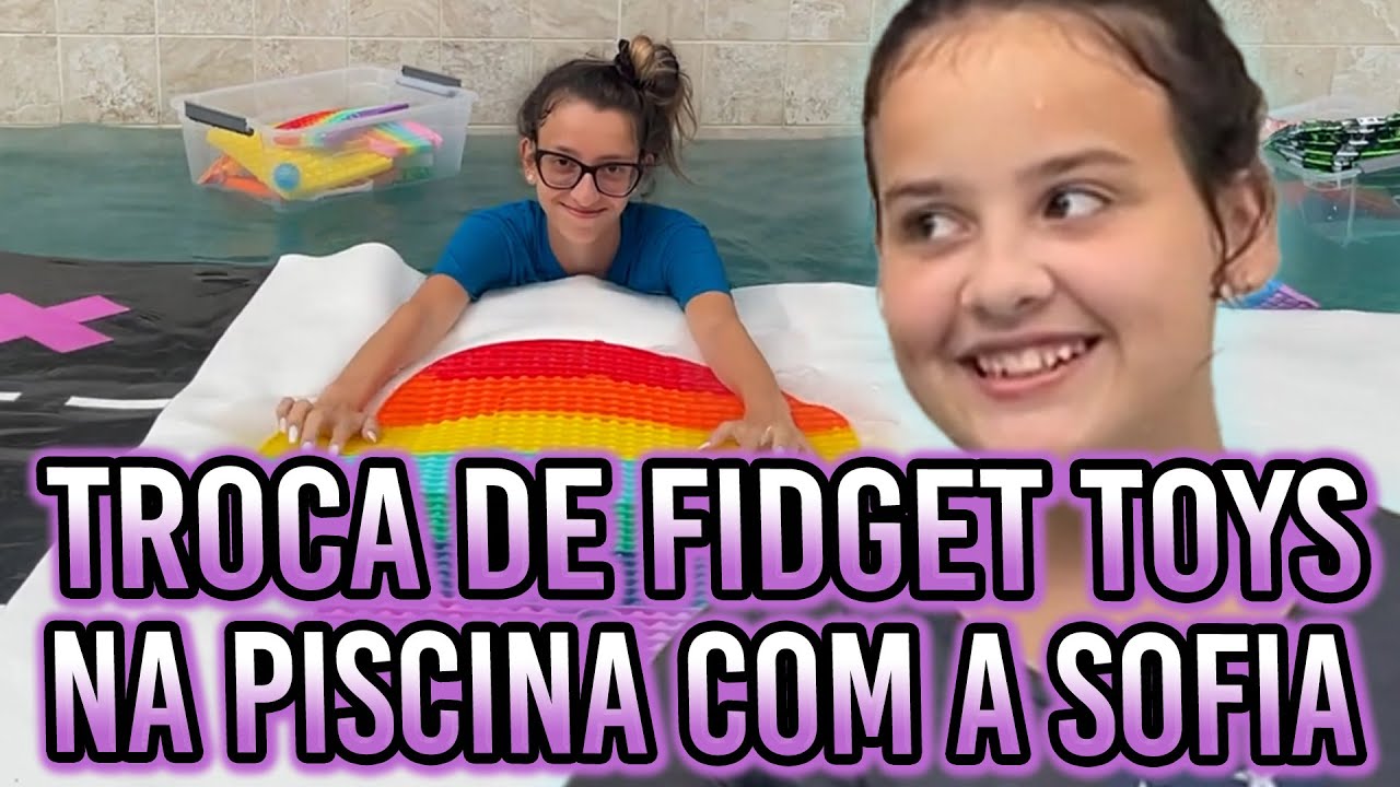 TROCAS DE FIDGET TOYS COM TABULEIRO GIGANTE NA PISCINA COM @FamilyFun5-- TROCANDO FIDGET GIGANTE