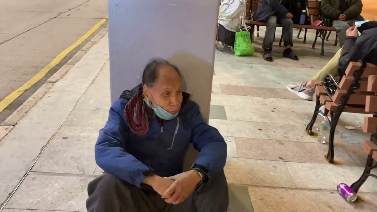 66岁香港大学教授房子被别人烧了，赌博输了精神受到刺激爱睡街头