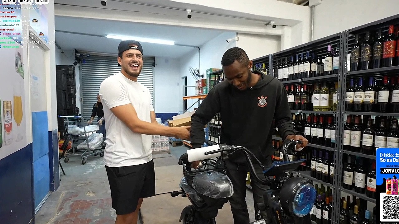 JON MOSTROU O PRESENTE QUE ELE JUNTO COM A DAKI FIZERAM PRA AJUDAR O RAPAZ QUE TEVE A BIKE ROUBADA