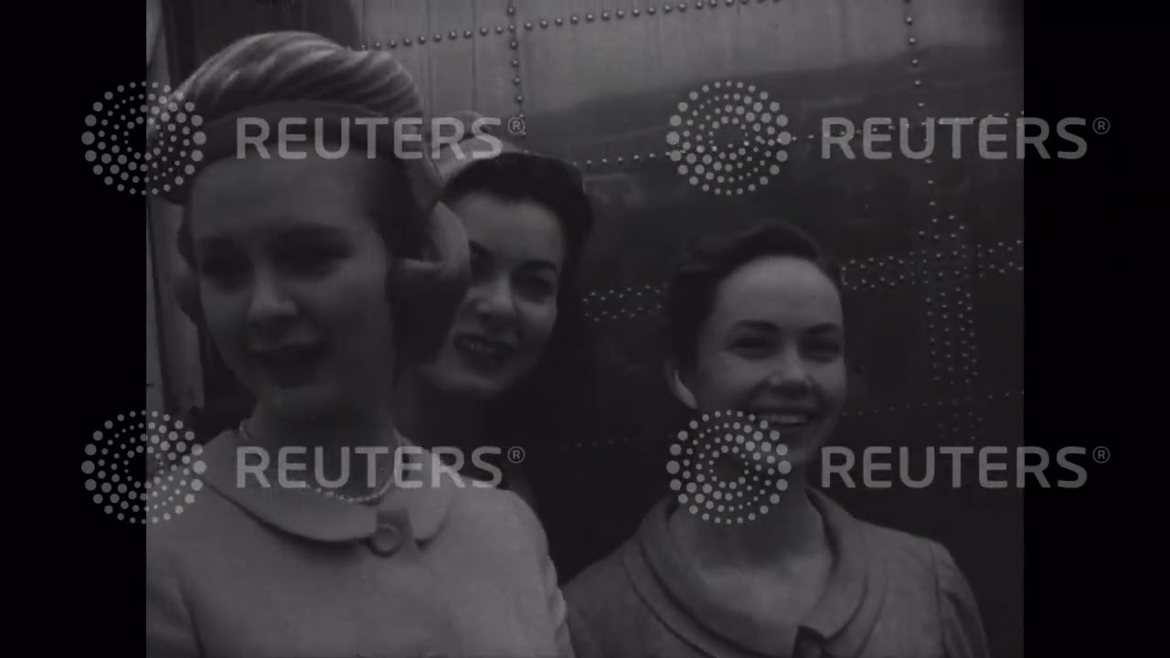 1957 год, Великобритания: Звезды фестиваля покидают лондонский аэропорт.