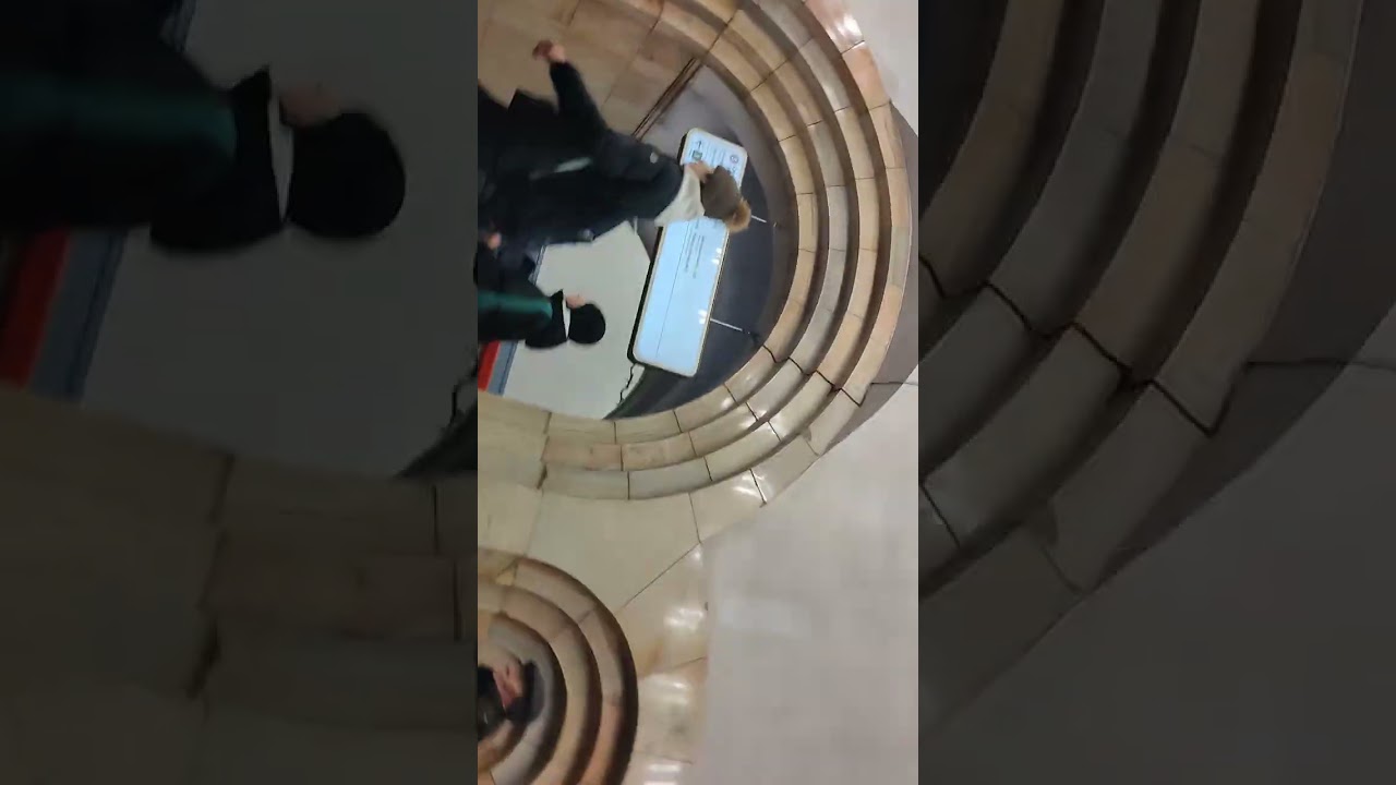 В метро