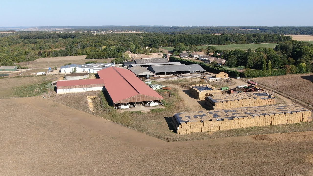Vue aérienne par drone de la ferme des 1000 vaches dans l'Eure pour journal de France 2