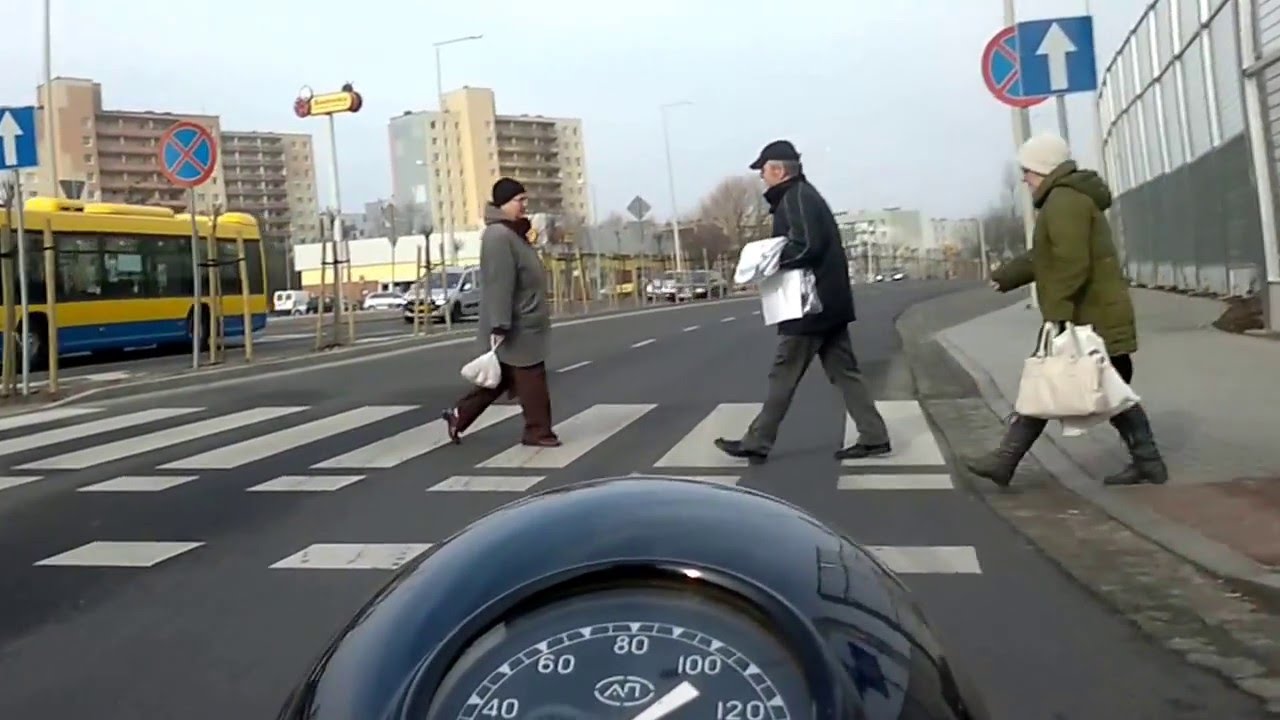 Iż-49 driving on the ring