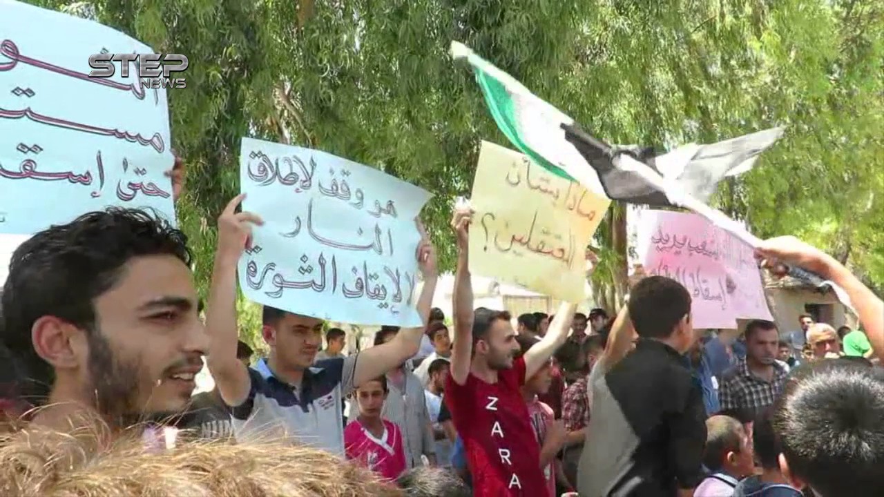 شاهد خروج مظاهرة بمدينة تلبيسة في ريف حمص الشمالي نادت بإسقاط النظام