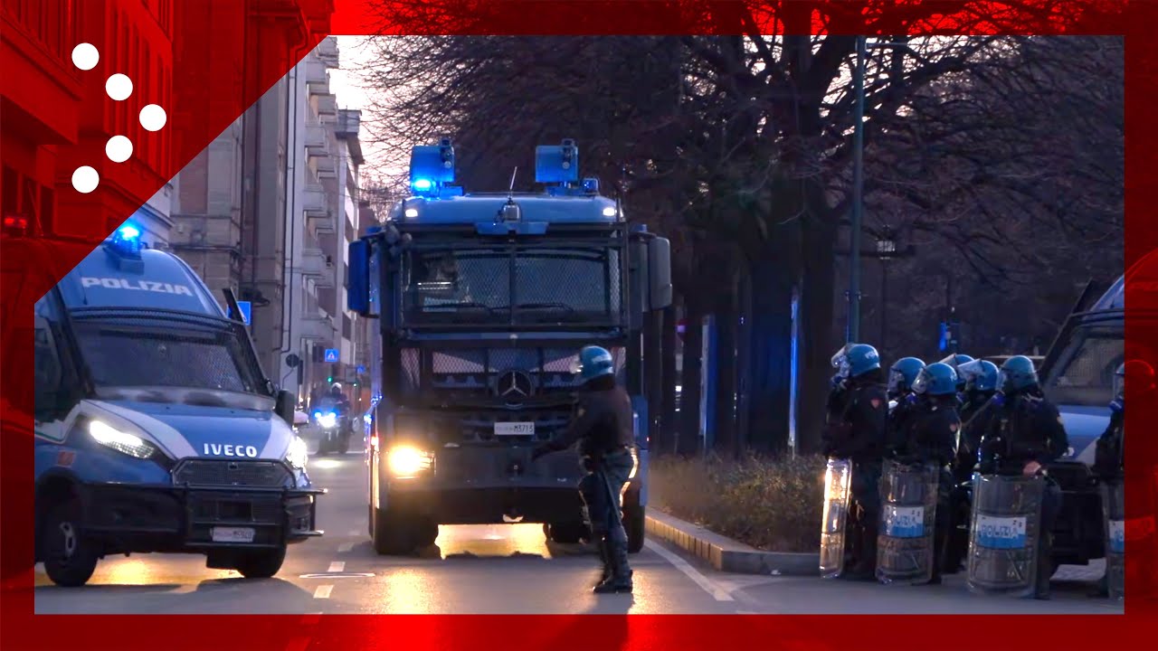Anarchici a Torino: camionette, idrante in sirena raggiungono cordone Polizia antisommossa