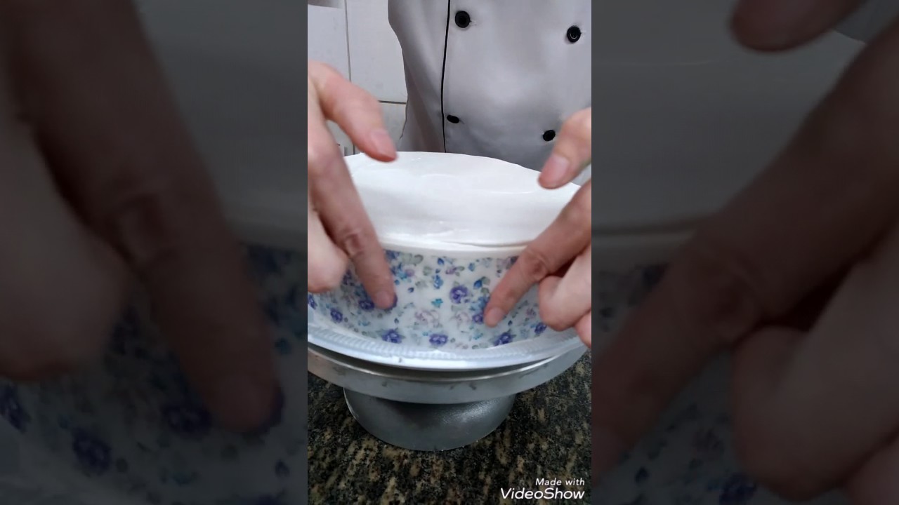 Bolo Com papel de arroz nas laterais e cobertura de chantilly