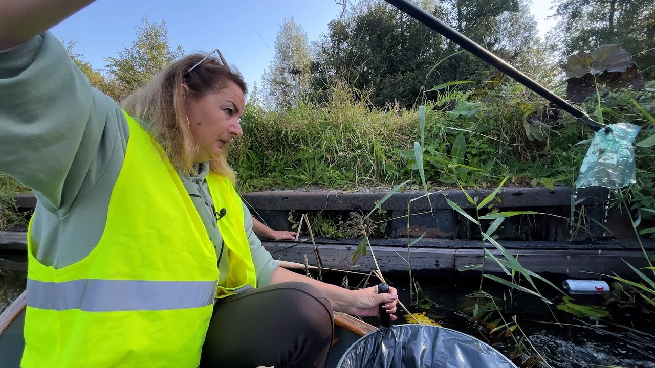 ‘Veel zakken met afval’: Vlaardingse Vaart opgeruimd tijdens Cleanup Day