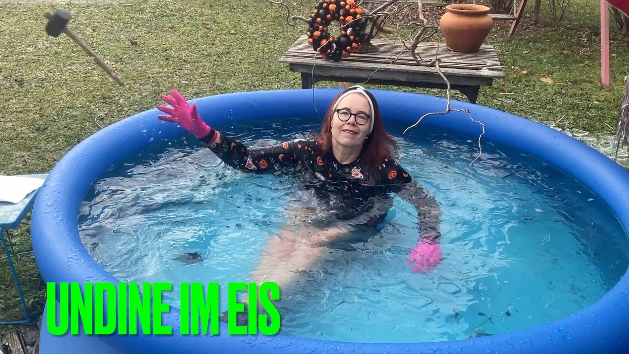 Ich breche mit dem Hammer durchs Eis  / Eisbaden / Winterbaden / Extremes Kaltbaden