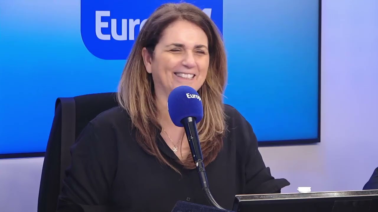 Raymond emprunte les vêtements de la femme d'Olivier Dartigolles