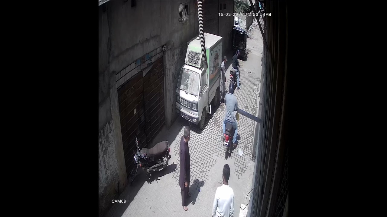 CCTV footage | Incidents of street crimes | 16 lakh rupees were stolen from a citizen in Karachi