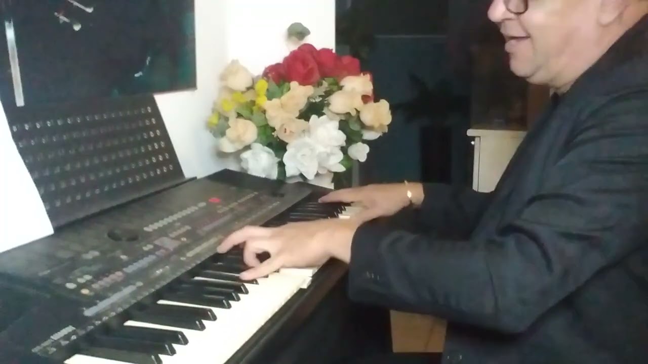 Dominick em Mi Maior ao som de Grand Piano e String de fundo ao piano.