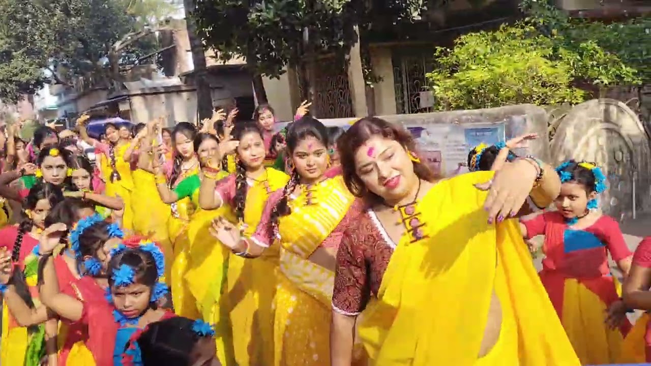 দোলের দিন সকালে প্রভাত ফেরীতে