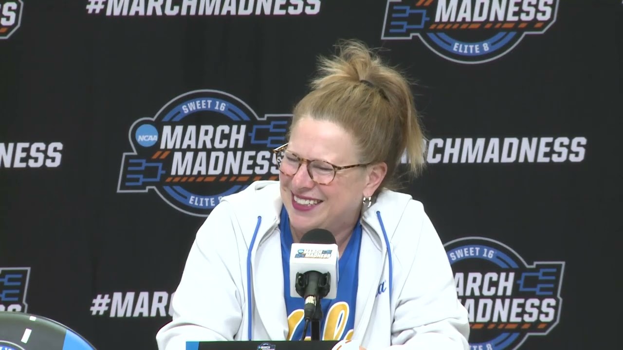 Главные тренеры UCLA Кори Клоуз, Анджела Дугалич и Габриэла Хакес общаются с представителями СМИ ...