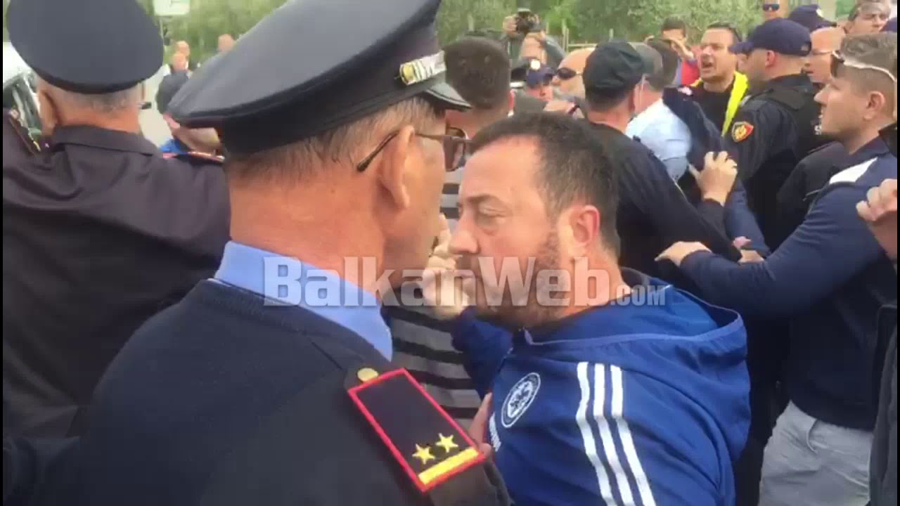 Elbasan/ Përplasje me policinë, gurë eskortës së Ramës