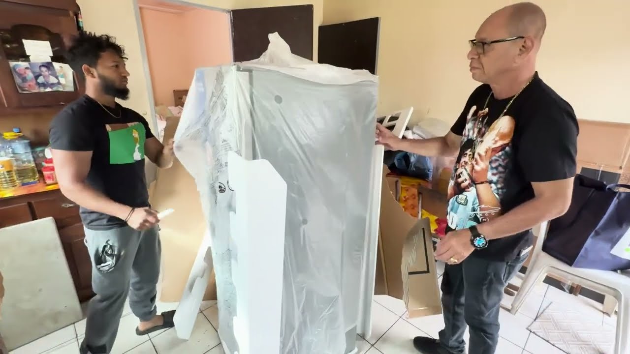 Overhandiging ijskast en Televisie aan de heer Albert