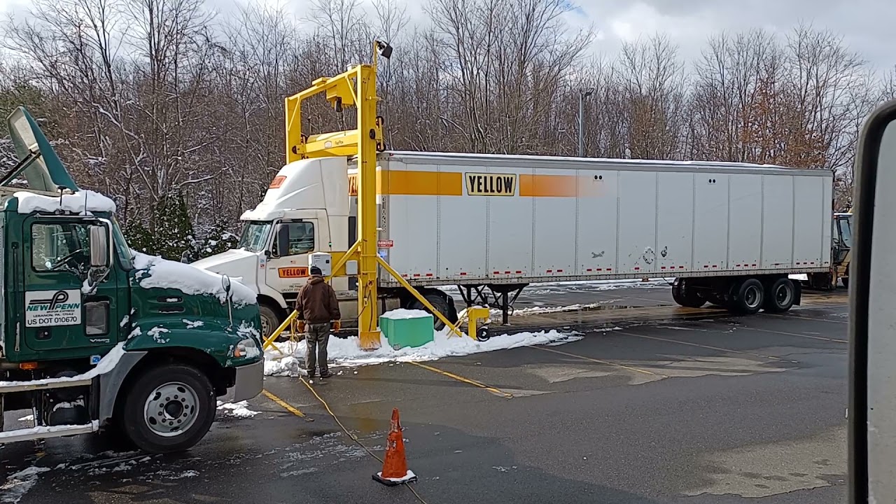 Trailer roof snow removal
