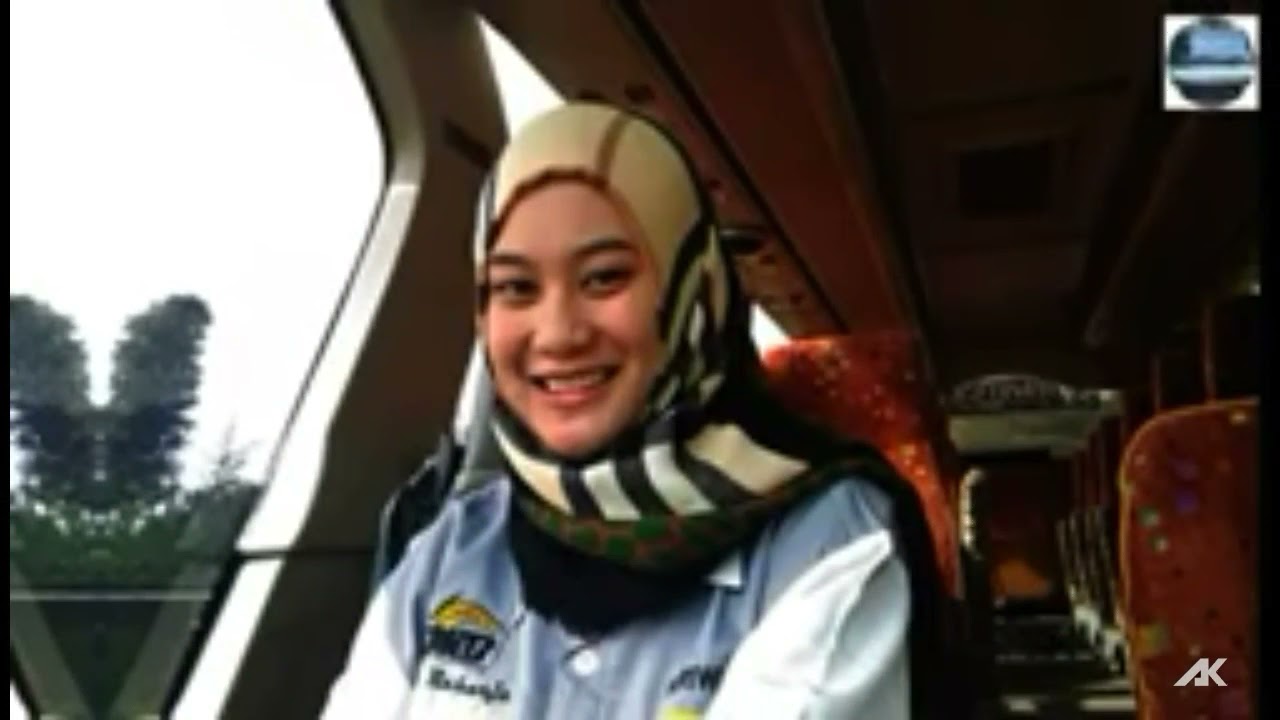 Deretan Aksi, sopir bus cantik di Indonesia