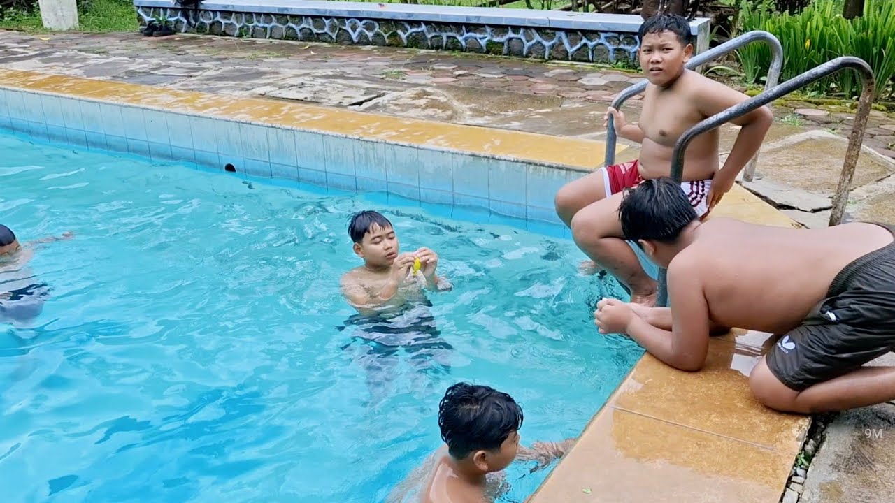 Berenang bersama Niko dan Gilang ....