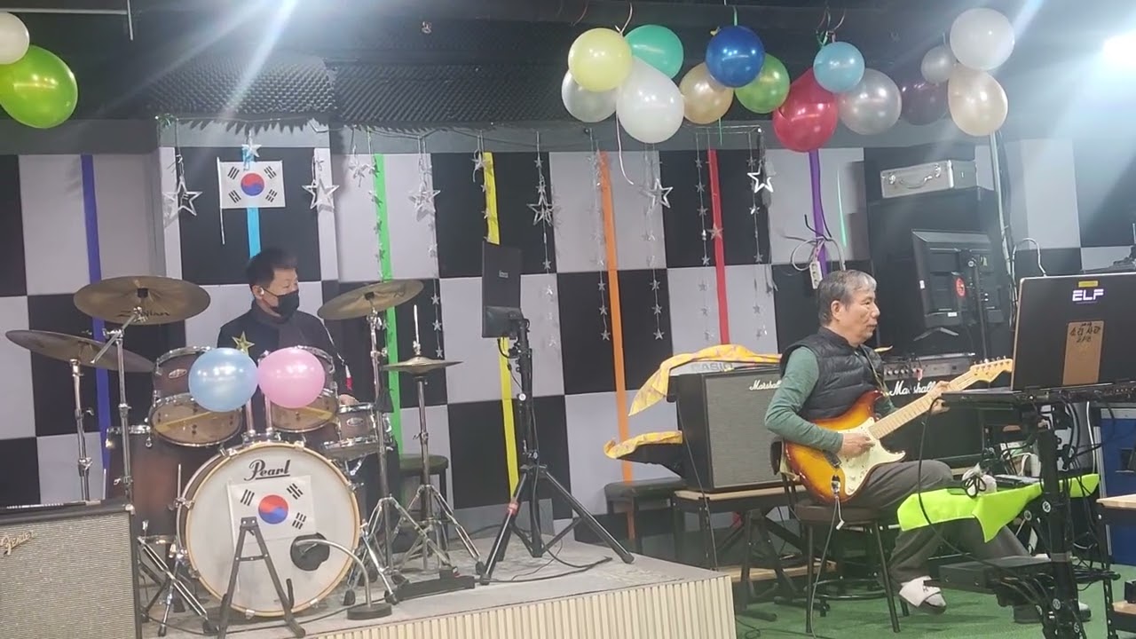 소리사랑문화재단에~ 대표님  기타연주  짱 입니다요~ ^^