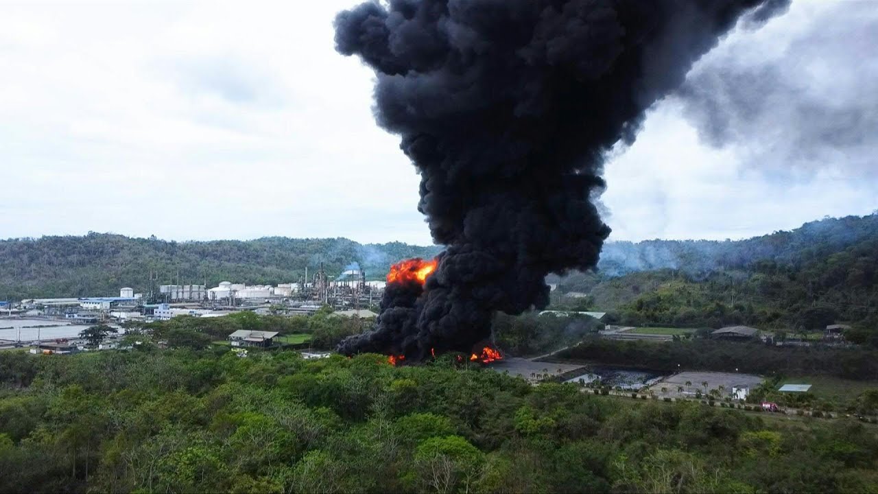 Ecuador declara emergencia por reciente incendio en su principal refinería de crudo | AFP
