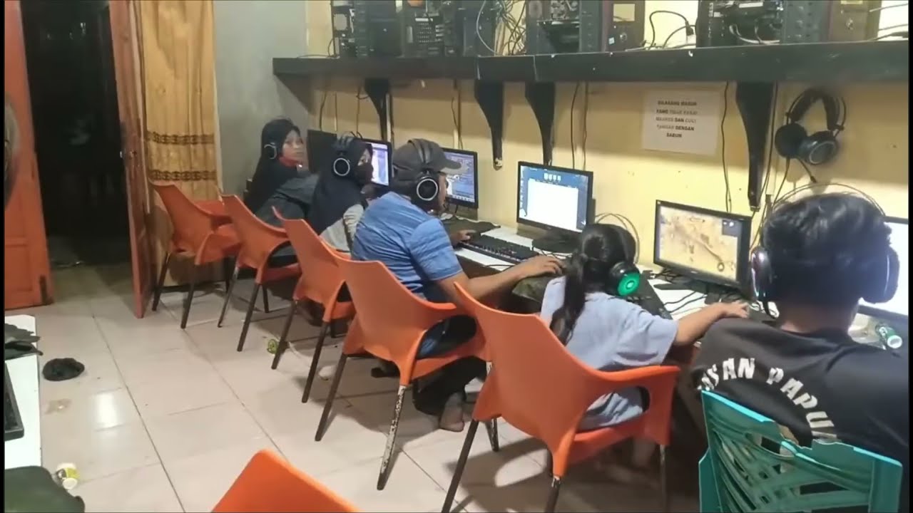 An angry female gamer destroyed the monitor | COMPUTER SHOP RAGE