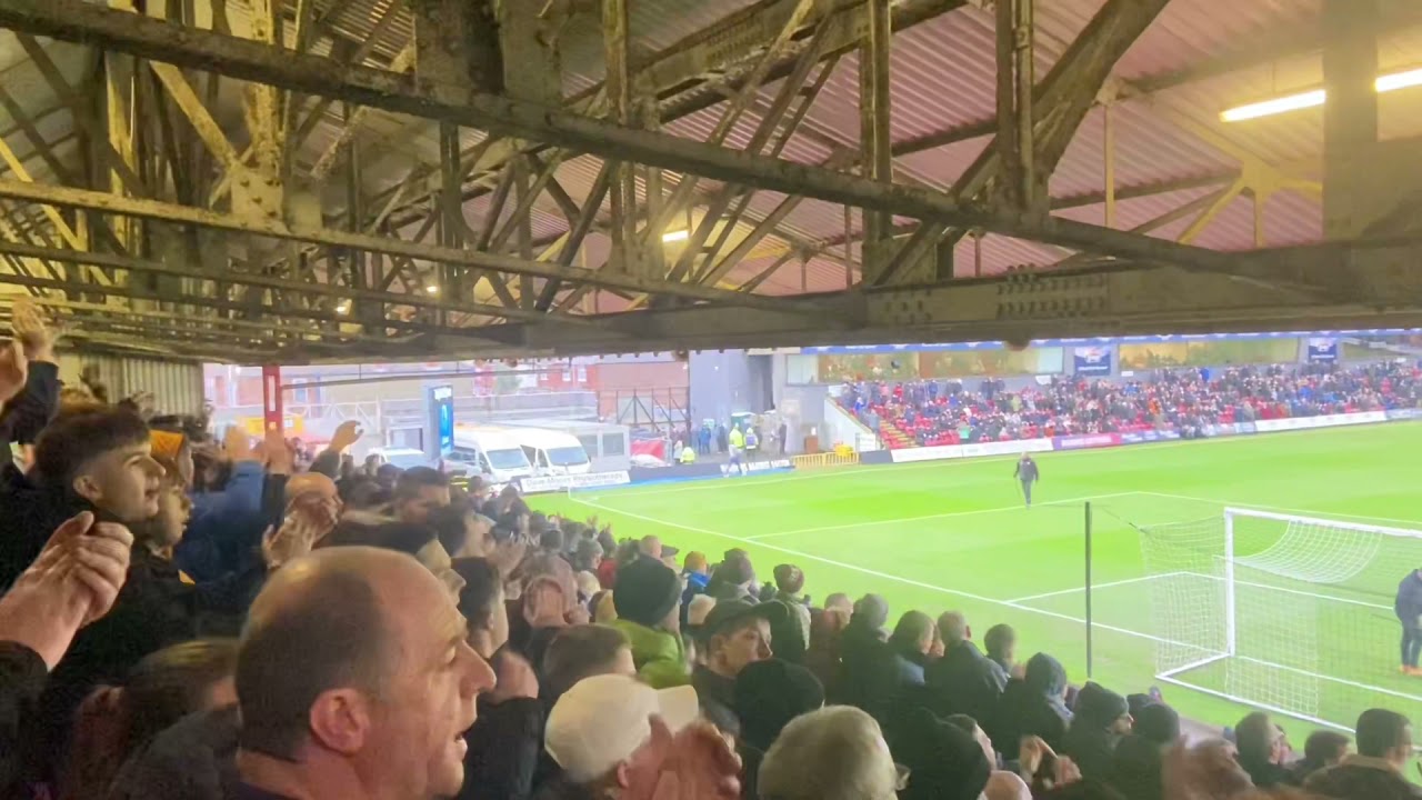 Chesterfield Fans away at Grimsby Town + Kabongo Tshimanga Goal (11.12.2021)