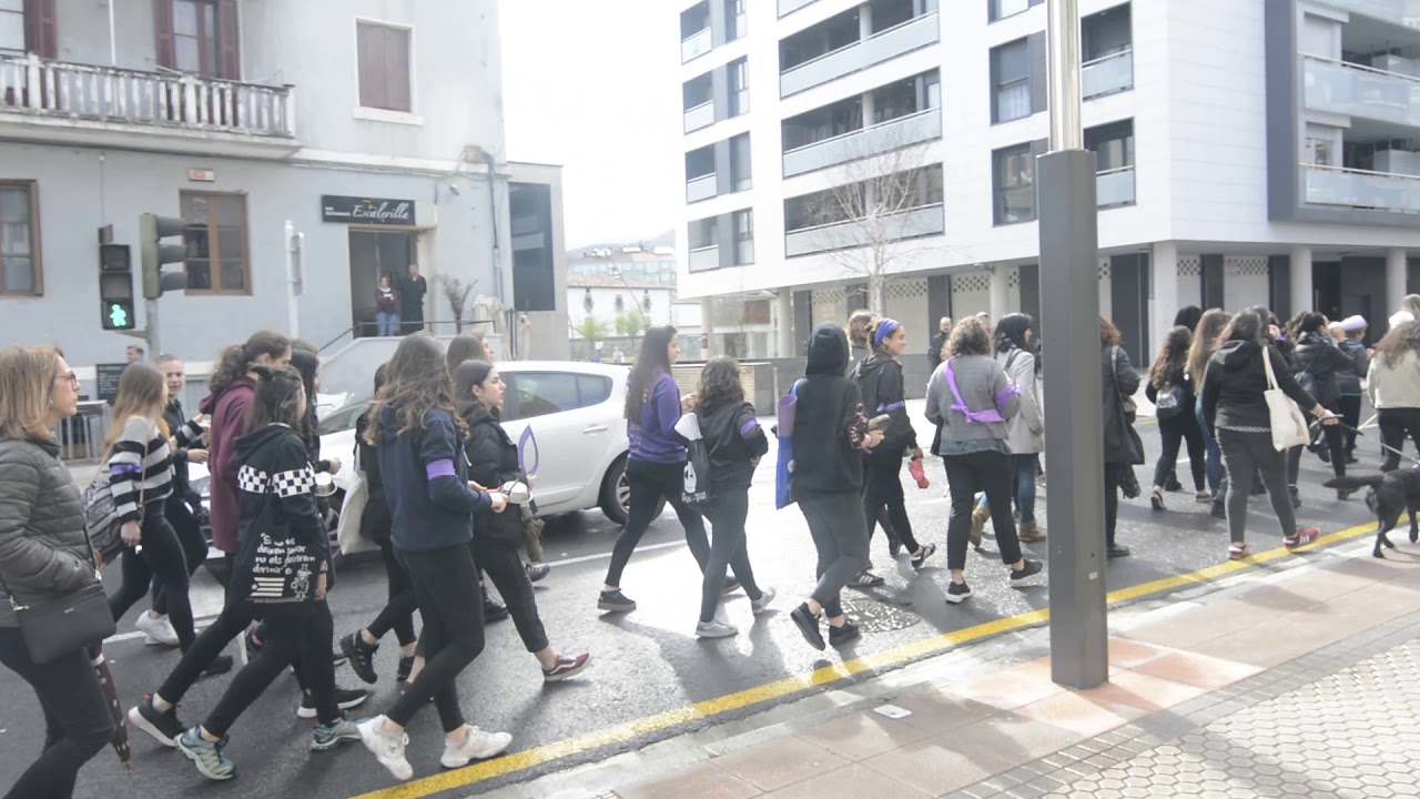 Karabana feminista Hipodromo etorbidea zeharkatzen