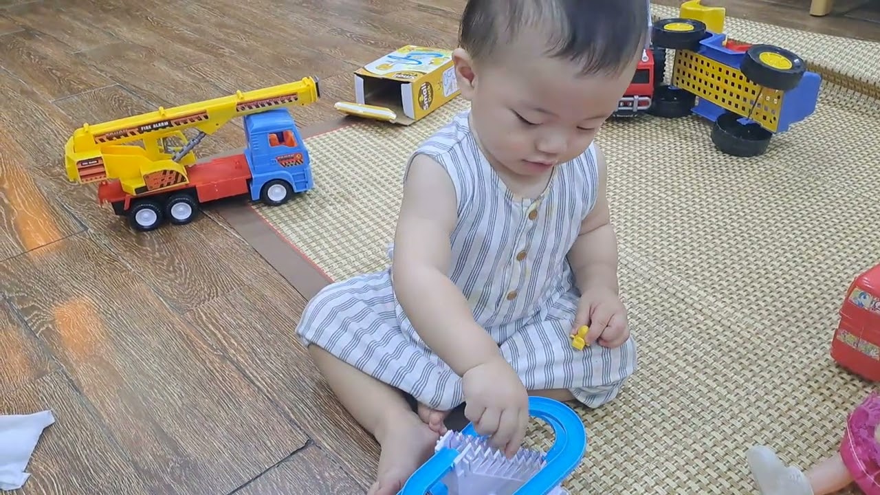 Bé chơi