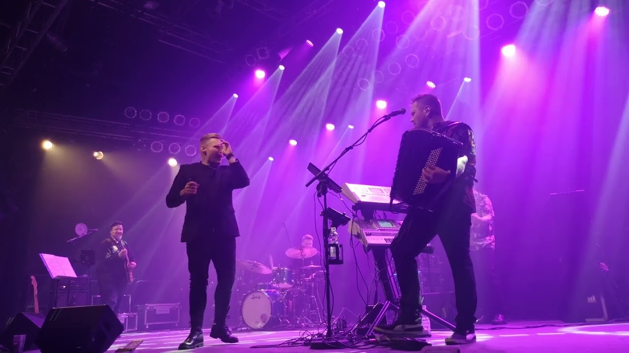 Aki Samuli & Onnenkerjäläiset - Vastustamaton