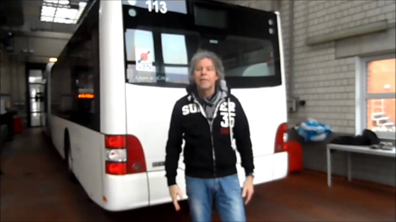 Beklebung VWG Bus: UNTER FLUTLICHT v. Klaus E. Spieldenner
