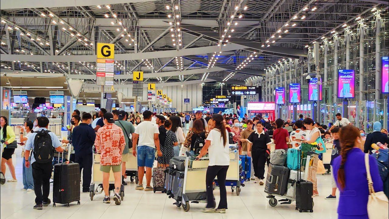 4K 🇹🇭 Walking Inside Suvarnabhumi International Airport (Departure Floor) in Bangkok, Thailand