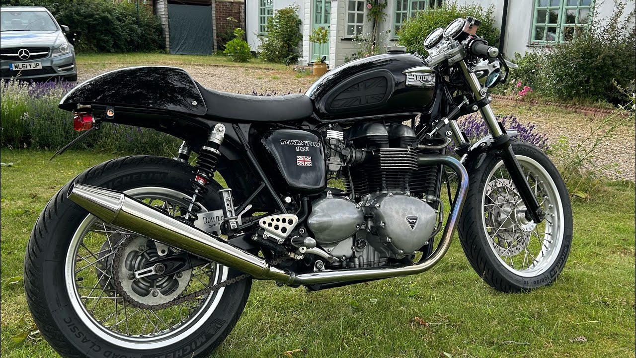 Triumph Thruxton 900, Norman Hyde exhaust. Cold startup.