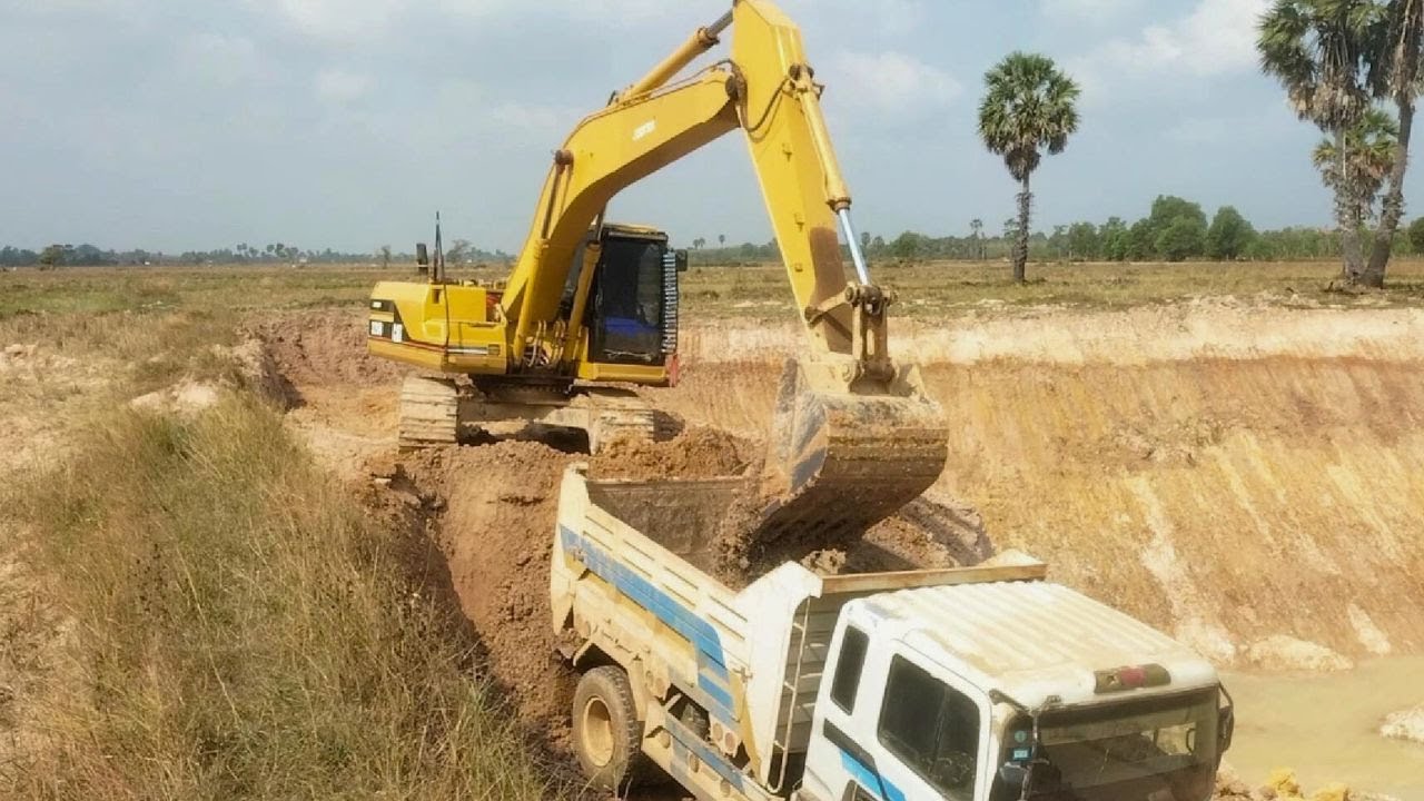 CAT vs Hyundai in Extreme Construction Conditions – Only One Survives Without Help