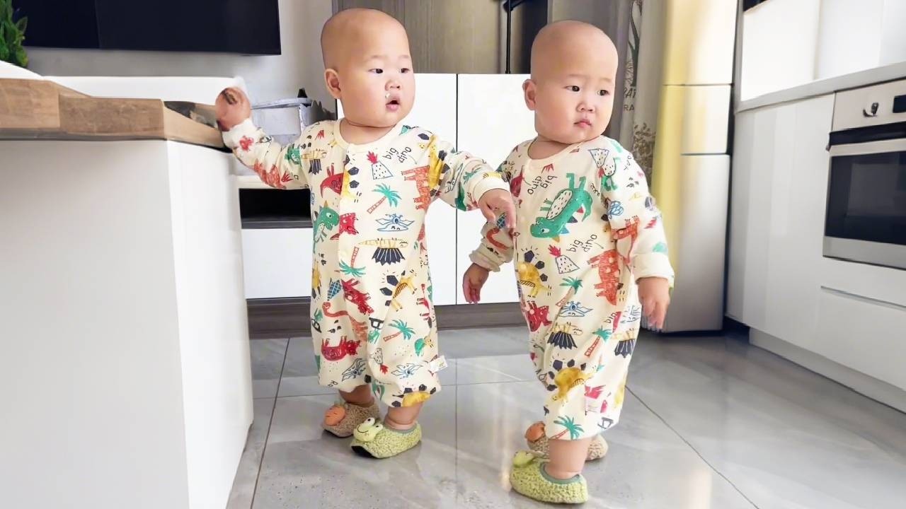 The twin brother feeds his younger brother! #cutebaby #funny #twins #twinslife #sweetheart