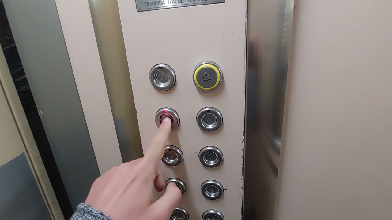 2 Eninter lifts in a 9 story building in Reus