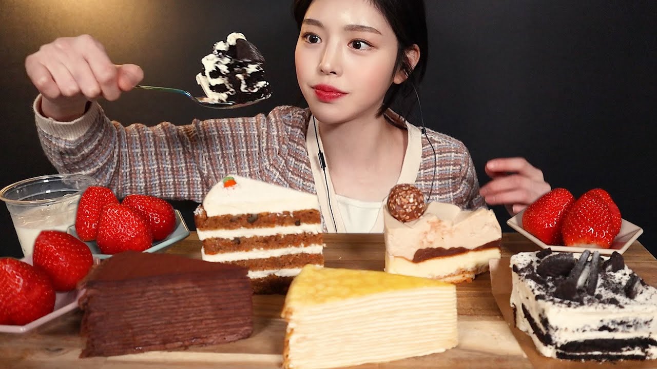 SUB)500만 기념 케이크 먹방!🍰 크레이프케이크 투썸 떠먹는 아이스박스 치즈케이크 당근케이크까지 리얼사운드 Cake with Strawberries Mukbang Asmr