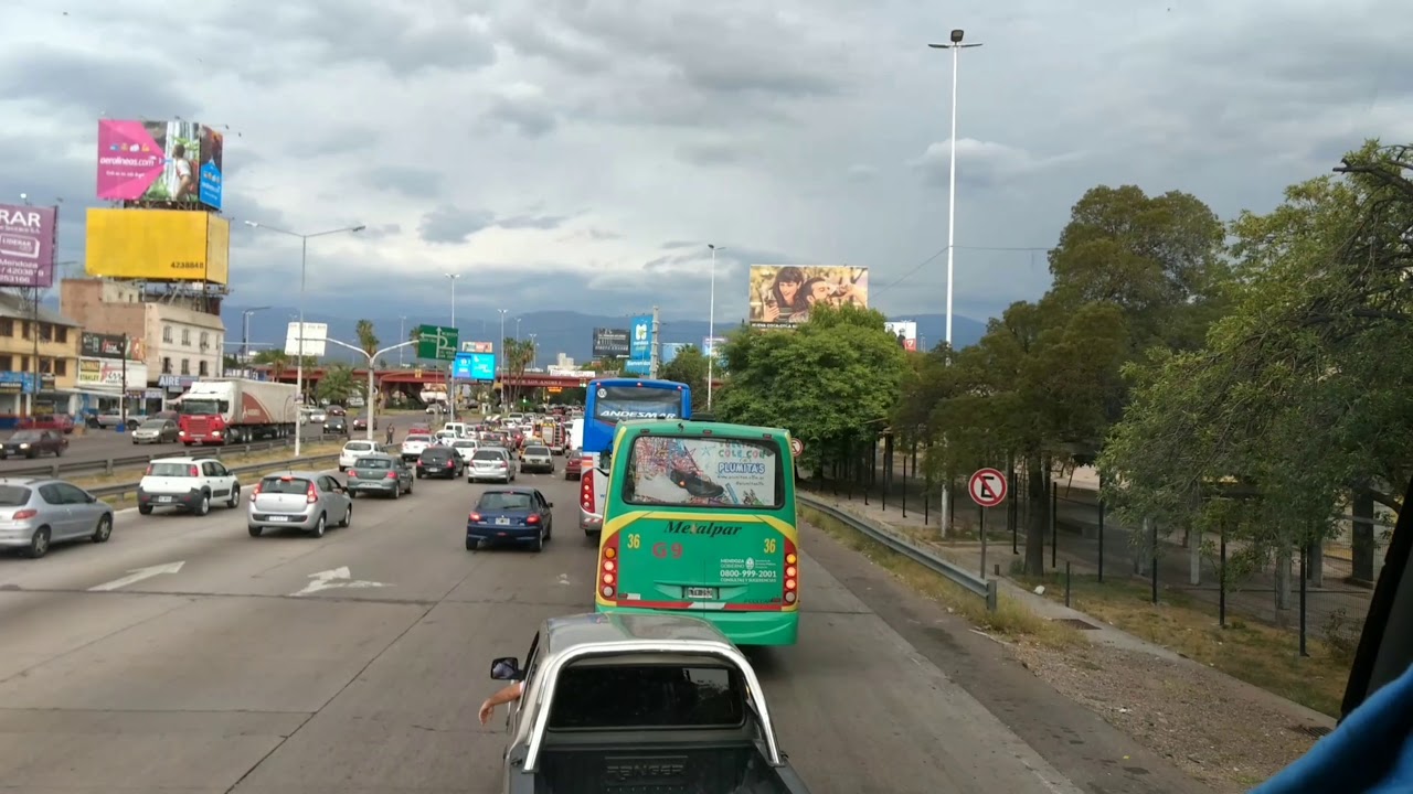 Entrando a la ciudad de mendoza - argentina: abordo de un metalsur starbus de andesmar