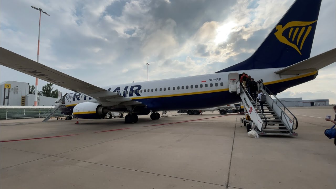 Liverpool - Poznan Ryanair flight FR9628 LPL - POZ Boeing 737-800 SP-RKI